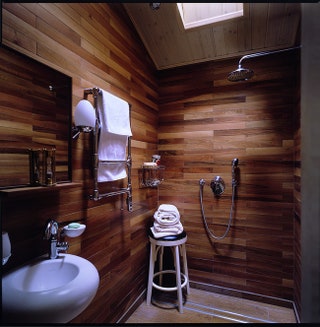 Стены ванной выложены плиткой имитирующей паркетные доски. Сантехника Villeroy  Boch.