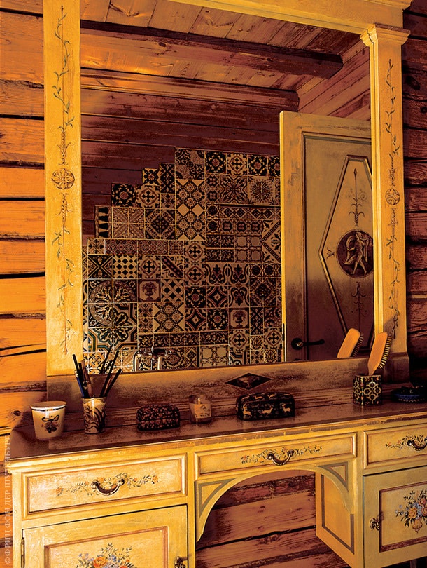 Ванная. В зеркале отражается марокканская плитка похожая как говорит Кончаловский на лоскутное одеяло.