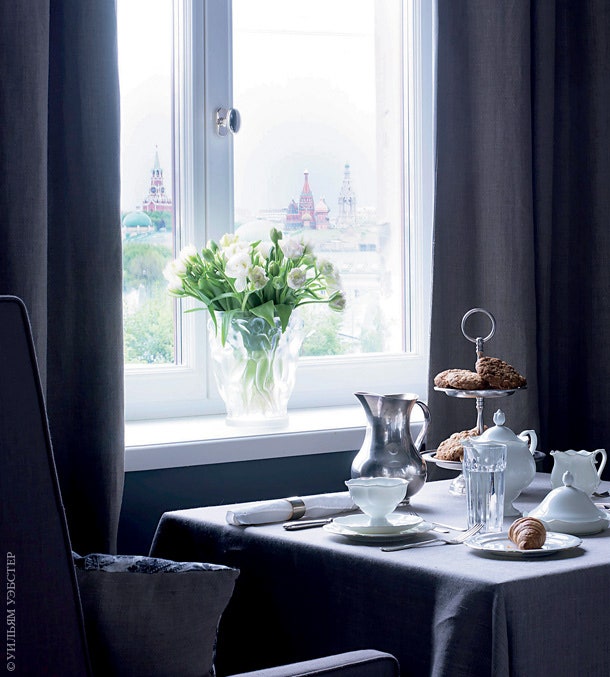 Стол для завтраков у окна с видом на Кремль. Кресло Maries Corner.