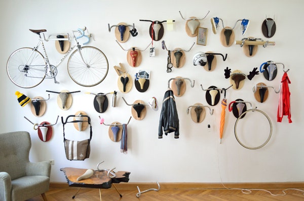 Вешалки Upcycle Fetish из деталей старых велосипедов от дизайнера Андреаса Шайгера | ADMagazine