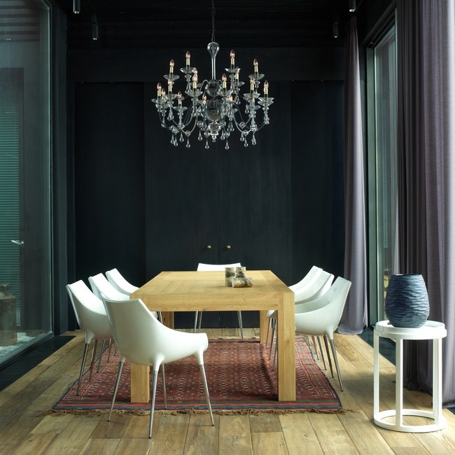 Обеденный стол Linteloo окружают кожаные стулья по дизайну Филиппа Старка для Cassina. Люстра Lambert. Шторы из тонкой...