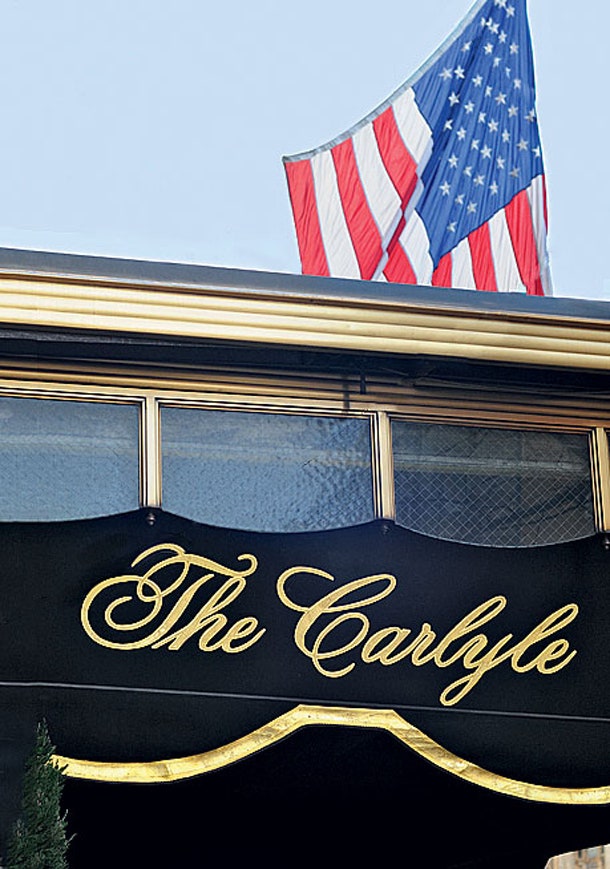 Вывеска над центральным входом отеля Carlyle