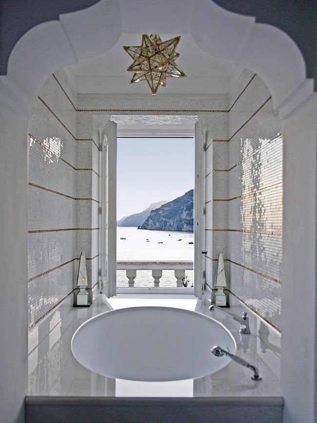 Из всех комнат Villa Tre Ville открывается сногсшибательный вид на море — даже из ванной на Белой вилле.