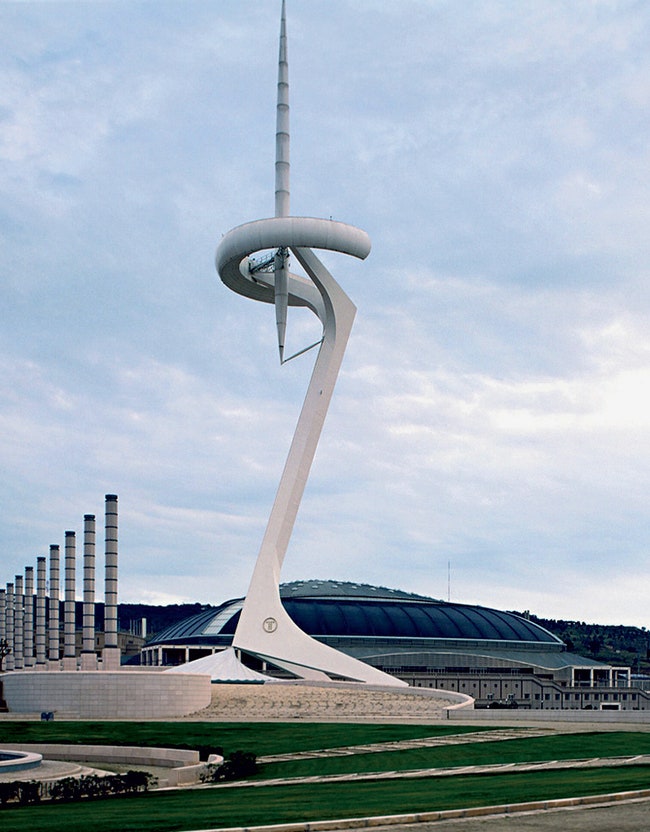 Построенная Калатравой телекоммуникационная башня в Барселоне стала одним из главных символов Олимпиады 1992 года. Во...