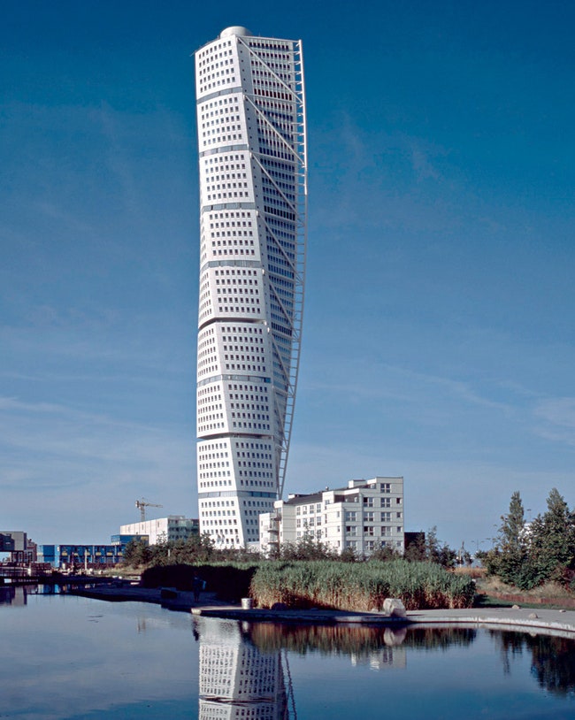 Свой первый “спиральный” небоскреб Калатрава соорудил в 2005 году в шведском городе Малмë. Все лифты и лестницы выведены...