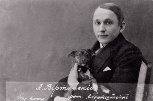 Александр Вертинский в Москве в 1920 году незадолго до того как он покинул Россию с врангелевской эвакуацией.