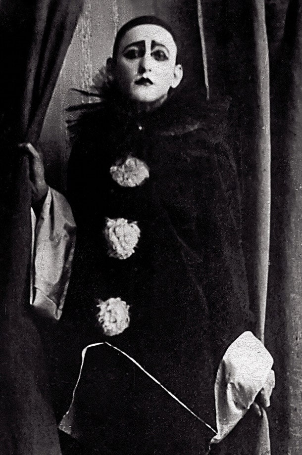 Александр Вертинский в костюме Черного Пьеро в 1918 году. В этом образе он выступал в Москве после Первой мировой войны.