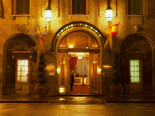 Полная реконструкция “Астории” была проведена в 2002 году когда ее приобрела сеть Rocco Forte Hotels.