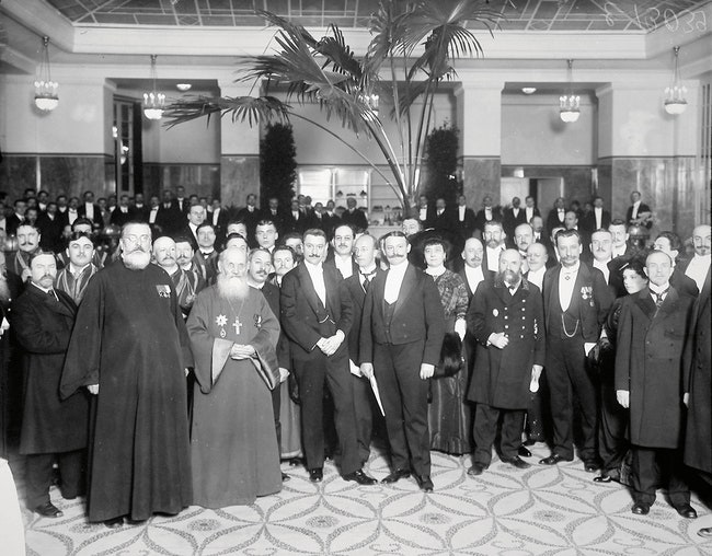 Групповая фотография участников открытия “Астории” в 1912 году.