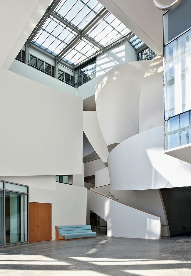 Главный спецэффект здания — закрученная лестница в фирменном стиле Фрэнка Гери