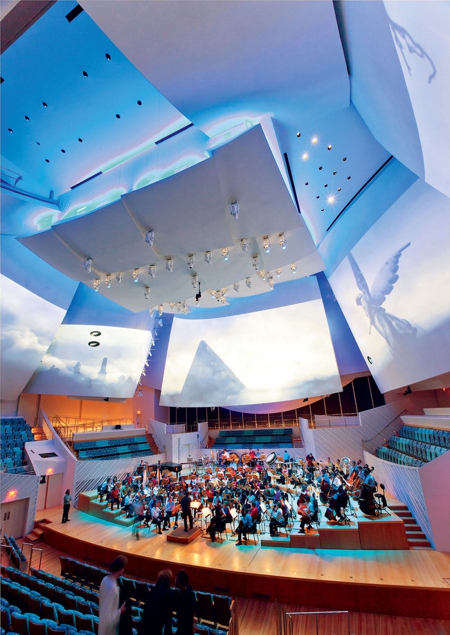 Одна из особенностей зала на 756 мест — ­панорамное окно за сценой которое позволяет давать концерты при дневном свете
