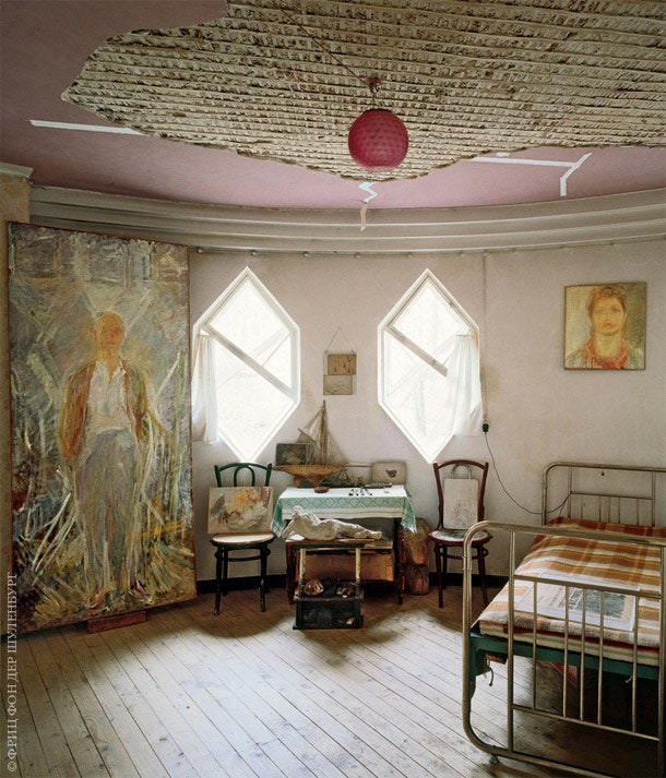 В спальне Виктора Мельникова на первом этаже дома стоит его автопортрет.