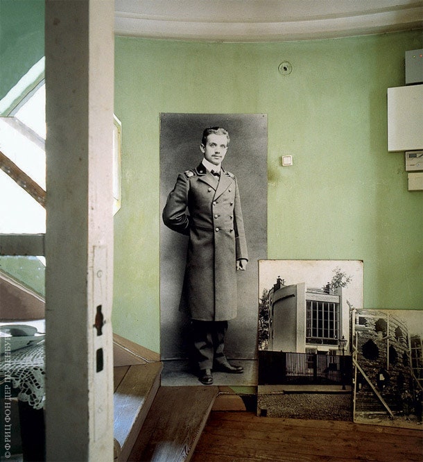 На лестничной площадке  фотографии Мельникова в молодости и его дома в процессе строительства.