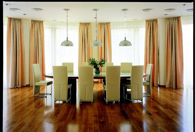 Стол как и значительная часть мебели в доме выполнен по эски­зам архитекторов фирмой ХСР. Стулья Rolf Benz.