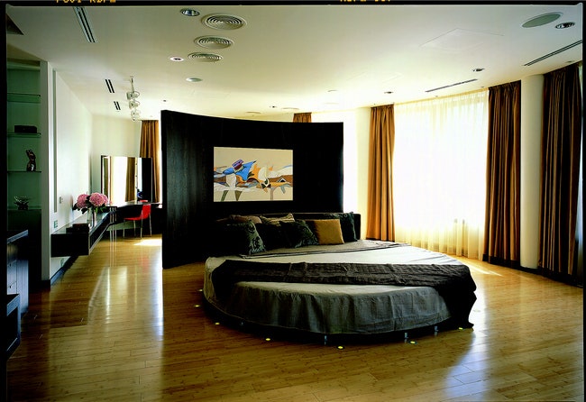 Главная спальня. Паркет из бамбука кровать Ruf Betten. На стене — картина Игоря Снегура.