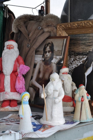 Этот кадр нарочно было сложно придумать Деды Морозы грелись рядом с парочкой девиц на Новосходненском шоссе.