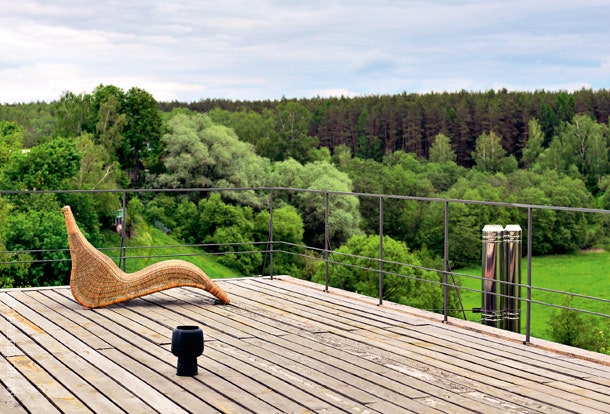 С деревянного патио на крыше мастерской открывается великолепный вид на окружающие Солослово леса.