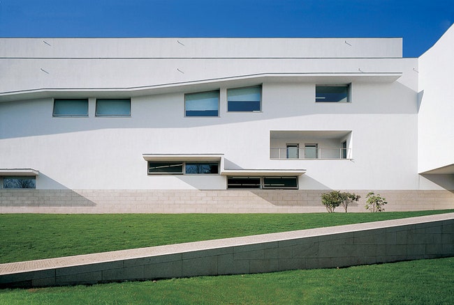 Факультет информационных технологий Университета Сантьяго деКомпостела в Испании Алваро Сиза построил в 1999 году.