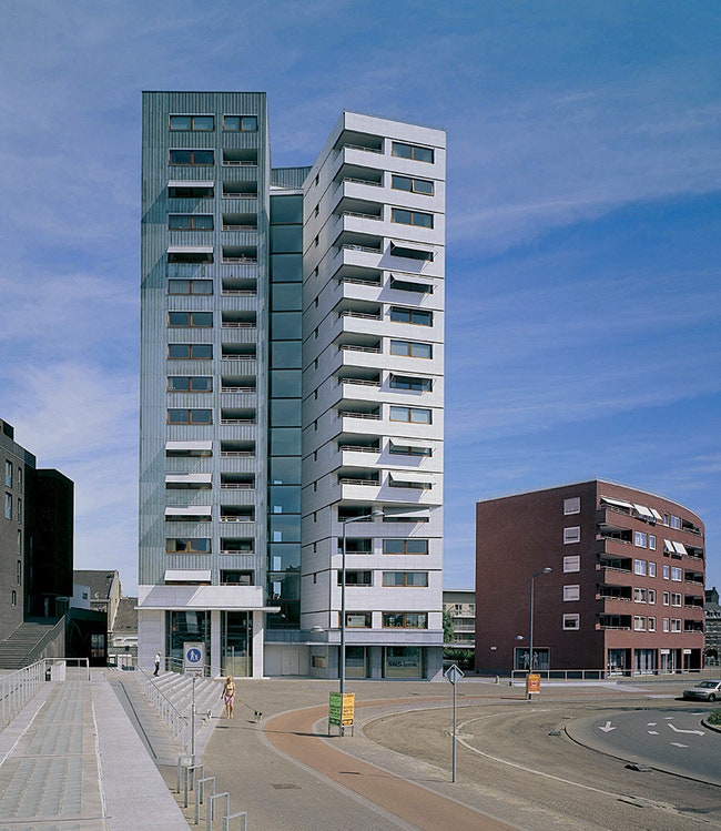 Жилое и офисное здание Cеramique в Маастрихте  строилось в 1990—1998 годах.