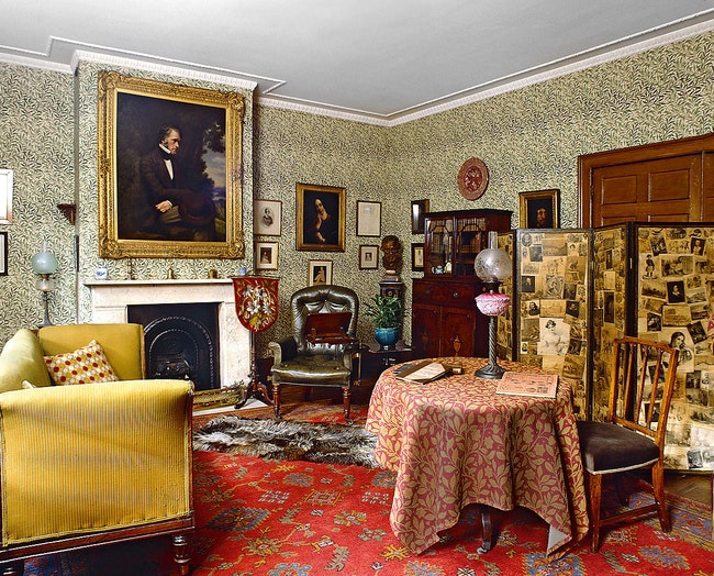 Гостиная дома писателя Тома­са Карлайла в Лондоне с обоями Willow Bough и скатертью по эскизам Морриса