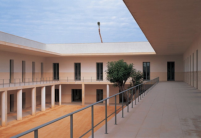 Университет Аликанте в Испании расположен на территории бывшего аэропорта. Здание ректората этого университета Сиза...