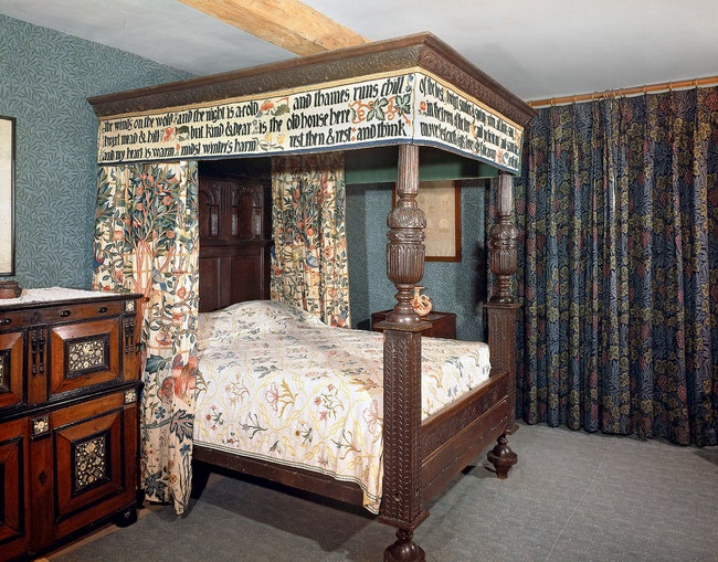 Спальня Уильяма Морриса в особняке КелмскоттМэнор — его летней резиденции в графстве ­Оксфордшир