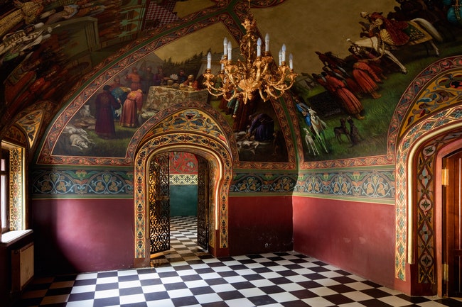 В Охотничьих палатах стены и потолок расписаны сюжетами из славных деяний Ивана Грозного.