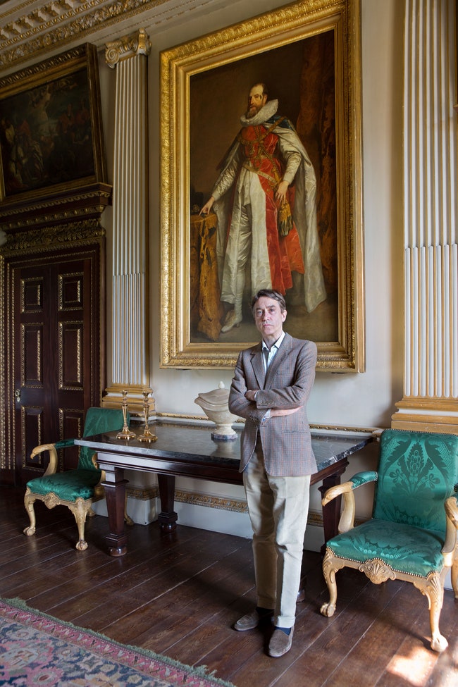 Маркиз Дэвид Чамли нынешний владелец Хоутонхолла на фоне картины Антониса ван Дейка “Портрет Генри Денверса” 16381640