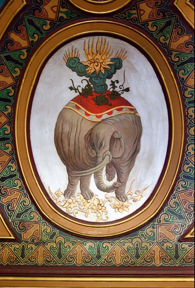 В своды Китайской комнаты вмонтированы фарфоровые плато изображающие экзотических животных. Как владельцы знаменитого...