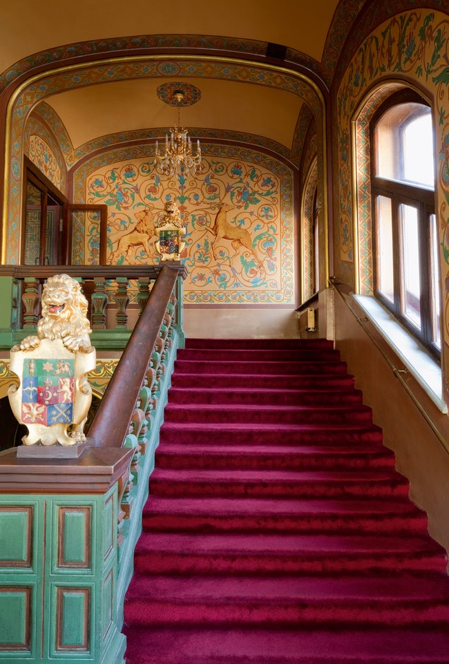 Парадная Красная лестница украшена фигурой льва держащего в лапах герб СумароковыхЮсуповых.