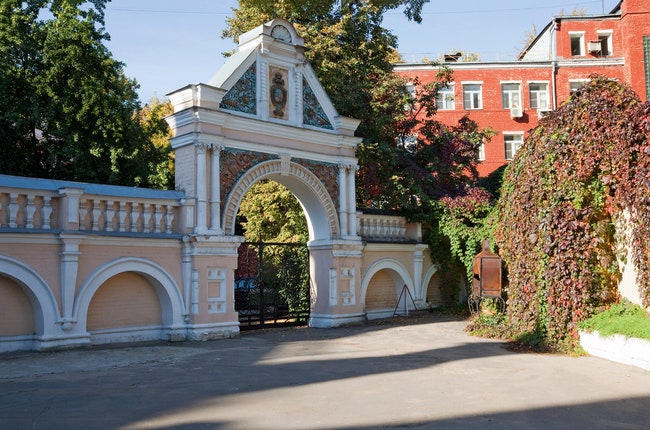 Ворота дворца возведены в 1880х годах и перестройке почти не подвергались.