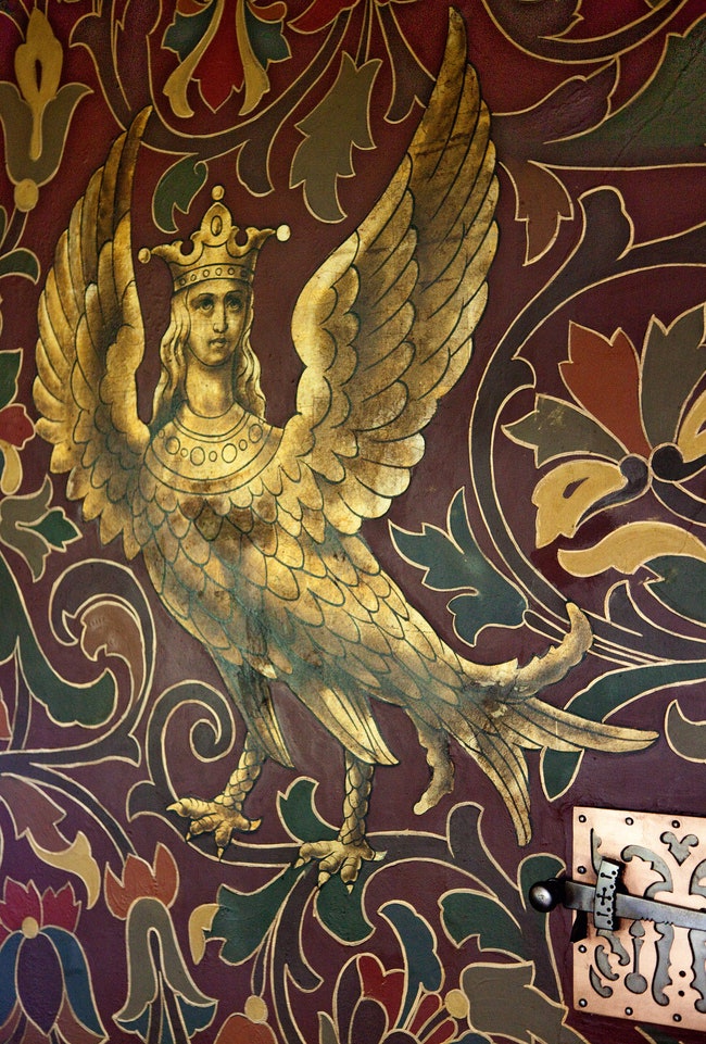 Фрагмент стены кабинета с изображением птицы Сирин символизирующей в древнерусской мифологии женское начало.
