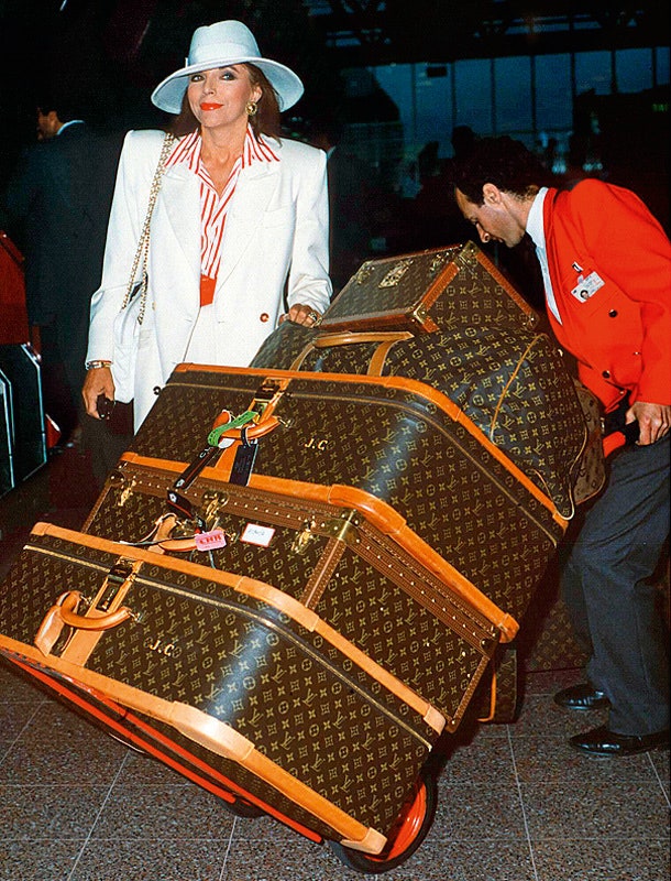 Актриса Джоан Коллинз в лондонском аэропорту Хитроу с багажом Louis Vuitton 1989 год.