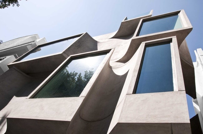 Фасад для офисного здания с изогнутыми окнами от SDeG в Бангалоре | Admagazine
