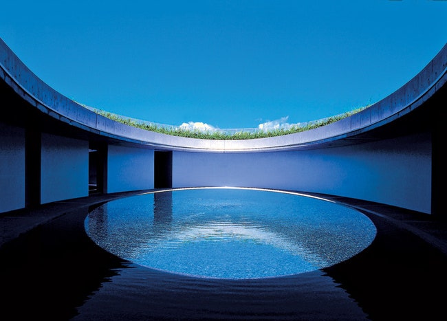 Самый заметный из корпусов Музея современного искусства — Benesse гигантский овал с открытым “медитационным” двором. На...