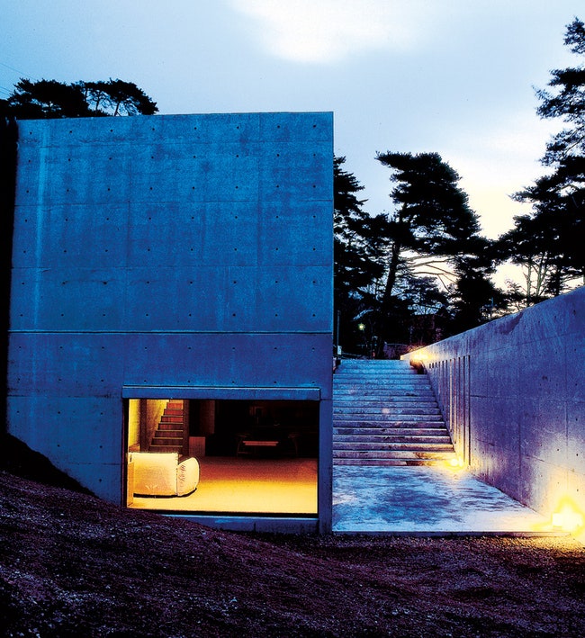В начале карьеры Тадао Андо много занимался частными проектами. Дом Koshino в Асийе он построил в 1979 году.