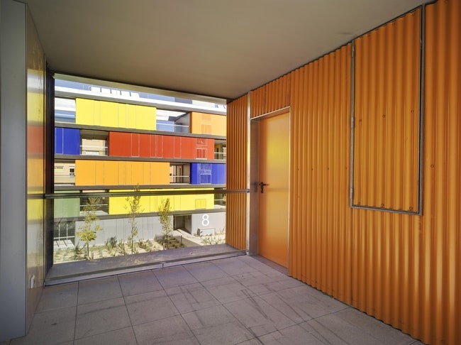 Цветные здания Музей Nestl в Толуке Torres Porta Fira в Барселоне и другие яркие дома | Admagazine