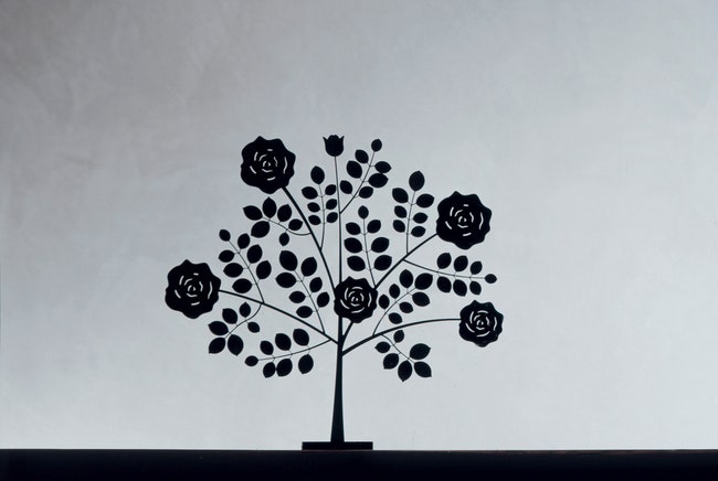 Розовое дерево из коллекции The Garden металл лазерная резка Produzione Privata. ­Соавторы — Альберто Назон и Сильвия...