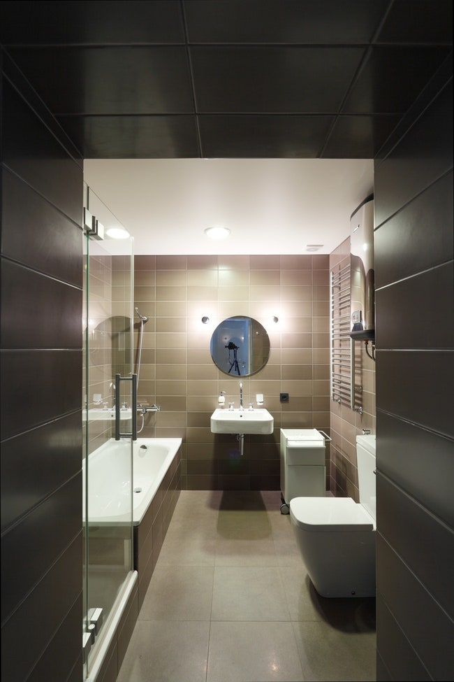 Ванная комната ­выложена плиткой табачного цвета итальянской марки Rex.