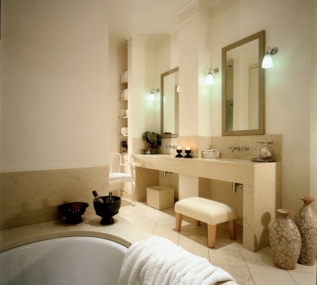 Интерьер ванной комнаты хозяев целиком выдержан в белой гамме. Полы ванна и подстолье раковины облицованы мрамором.
