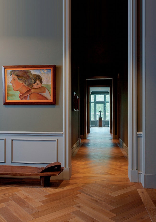 Благодаря высоким дверным проемам обычный коридор воспринимается как классическая анфилада. На стене картина Галины...