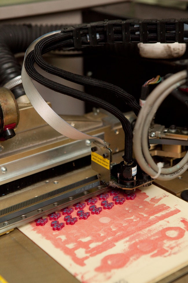 Трехмерный принтер печатает каждую деталь украшения в воске