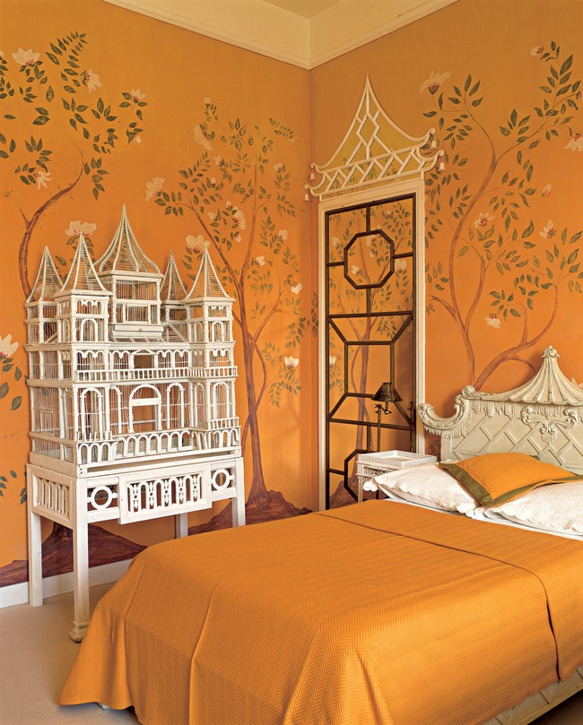 “Шинуазри” на стенах хозяйской спальни — живописьобманка и конструкция из садовых деревянных реек.