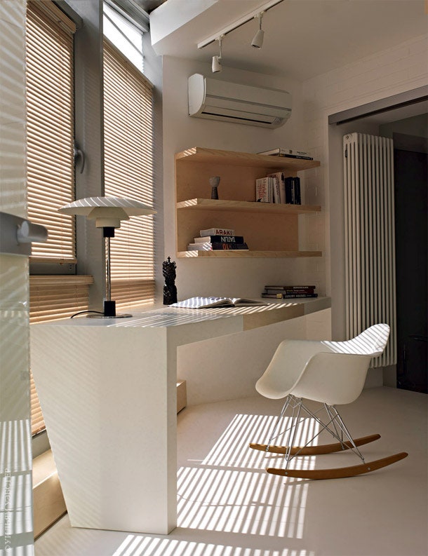 Кабинет. Стол по эскизам Studioplan настольная лампа Louis Poulsen кресло RAR по дизайну Рэй и Чарлза Имз Vitra.
