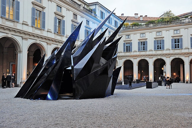 Инсталляция которую Ма Яньсун сделал в 2011 го­­ду для презентации телефона Vertu Constellation в ­Милане