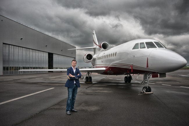 ЖанЛуи Денио на фоне своего последнего проекта  частного самолета Falcon 2000