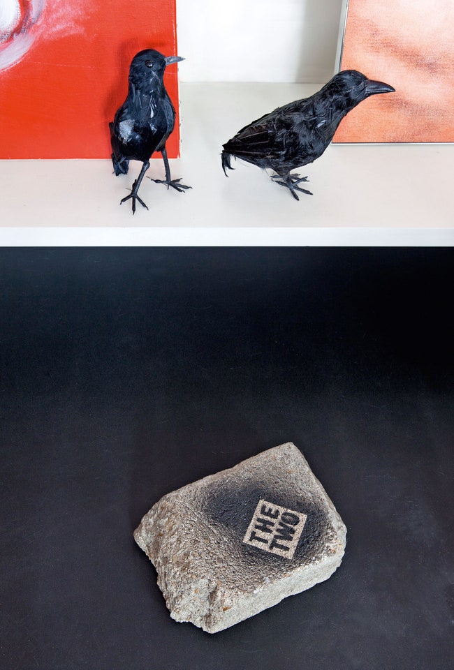 Чучела ворон Ара нашла на блошином рынке для одной из своих выставок. На полу — камень с логотипом группы в которой поет...