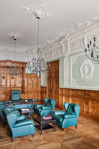 В Дубовом кабинете администрации театра восстановлен декор середины XIX века созданный архитектором Гаральдом Боссе.