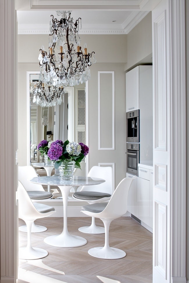 Кухнястоловая с мебелью Tulip по дизайну Эро Сааринена Alivar люстра Labyrinthe Interiors.