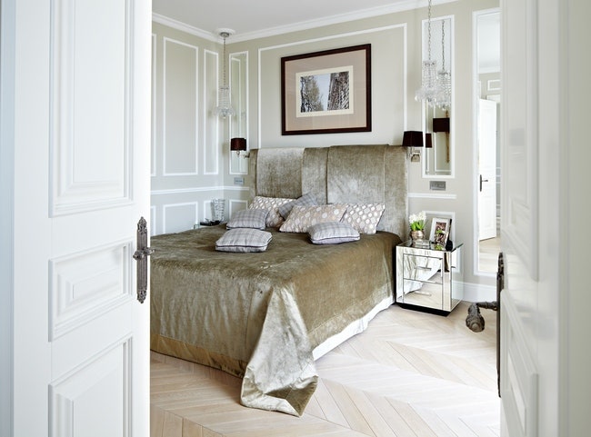 Кровать Softhouse прикроватные тумбочки DV Home бра Monpas. На полу — паркет “французская елочка”.